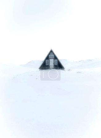 Téléchargez les photos : Plan vertical d'une cabane triangulaire abandonnée à Snaefellsnes Islande recouverte de neige blanche - en image libre de droit