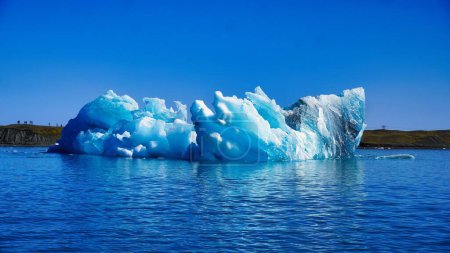 Foto de La vista del lago azul con un iceberg flotante. Islandia. - Imagen libre de derechos