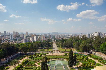 Foto de Vista de ángulo alto del jardín del Museo Ipiranga y fuentes con paisaje urbano de Sao Paulo como telón de fondo, Brasil - Imagen libre de derechos