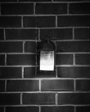 Foto de Una lámpara de calle en la pared pedregosa - Imagen libre de derechos