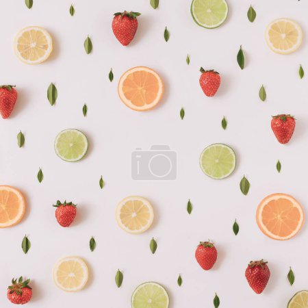 Téléchargez les photos : Le motif des tranches d'agrumes, feuilles vertes et fraises - en image libre de droit