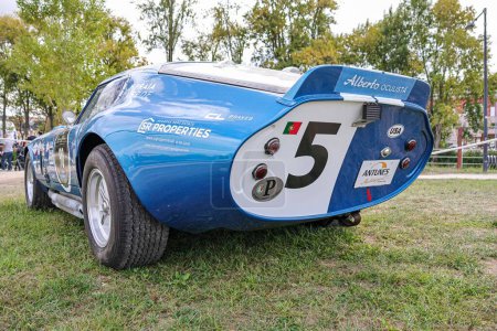 Téléchargez les photos : Une vue arrière de la fascinante Shelby Daytona Cobra Coupe voiture de course classique dans un domaine - en image libre de droit