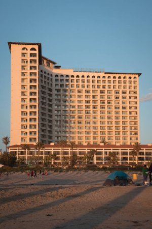Foto de Un plano vertical del edificio del hotel junto a la playa de Rosarito - Imagen libre de derechos