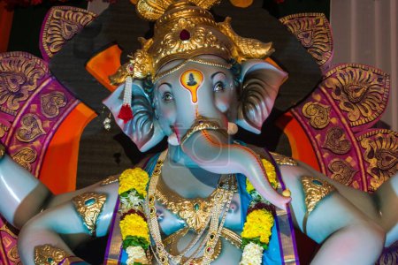 Foto de Un primer plano de la escultura del Señor Ganesha en el Mandal en Mumbai - Imagen libre de derechos