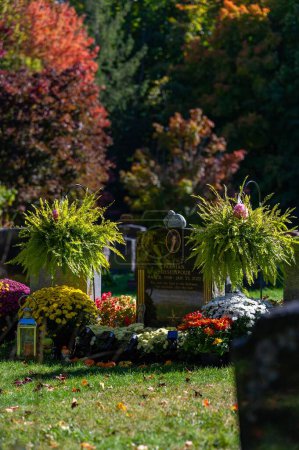 Foto de Cementerio de Beechwood, Cementerio Nacional de Canadá durante la temporada de otoño colores - Imagen libre de derechos