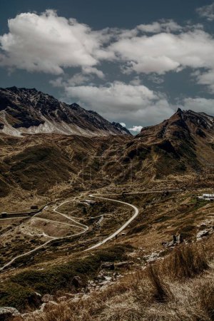 Téléchargez les photos : Un paysage vertical aérien du magnifique col rocheux de Nufenen - en image libre de droit