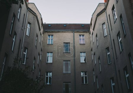 Téléchargez les photos : Une vue en angle bas des bâtiments modernes par une journée ensoleillée - en image libre de droit