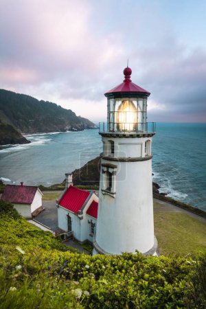 Téléchargez les photos : Un phare en Oregon sur le coucher du soleil - en image libre de droit