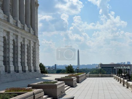 Foto de Una hermosa toma de un soleado día de verano en el edificio del Capitolio de los Estados Unidos en Washington DC y el monumento de Washington en el fondo - Imagen libre de derechos