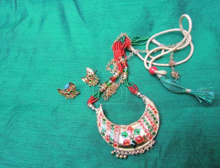 Foto de Conjunto de joyas asamesas tradicionales. Este collar en forma de luna se llama Junbiri Gejera Haar en idioma asamés, India. - Imagen libre de derechos
