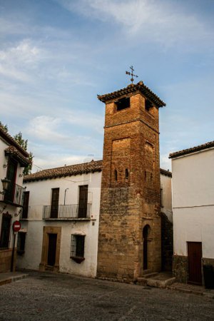 Foto de Un plano vertical del monumento del Minarete de San Sebastián en Ronda, España - Imagen libre de derechos