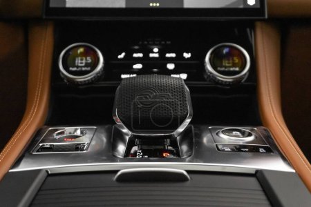 Téléchargez les photos : Vue rapprochée d'une console Jaguar F-Pace SVR Center - sélecteur de vitesse avec écriture "SVR" - en image libre de droit