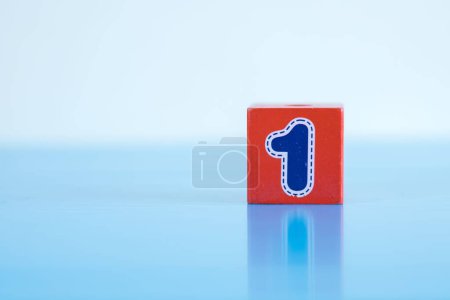 Foto de Un primer plano del cubo con el número uno en el fondo azul - Imagen libre de derechos