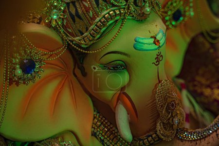 Téléchargez les photos : Un gros plan de la statue colorée de Ganesha dans le temple - en image libre de droit