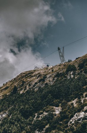 Foto de Un paisaje vertical del hermoso paso de montaña Gotardo verde en los Alpes - Imagen libre de derechos