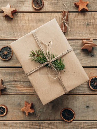 Téléchargez les photos : Vue du dessus du cadeau de Noël et des décorations sur des planches en bois - en image libre de droit