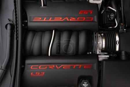 Téléchargez les photos : Un gros plan des détails sur la couverture du moteur Corvette C6 Stingray grand sport - en image libre de droit