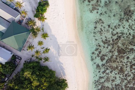 Téléchargez les photos : Une belle vue aérienne d'une plage de sable blanc avec des marées turquoises lumineuses qui la recouvrent à Kamadhoo, Maldives - en image libre de droit