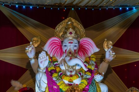 Téléchargez les photos : Une belle idole de Lord Ganesha à Mandal à Mumbai - en image libre de droit