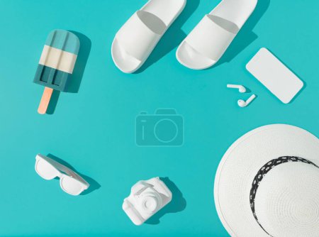 Téléchargez les photos : Une 3D de différents objets d'été sur un fond bleu pastel concept de vacances minimaliste - en image libre de droit