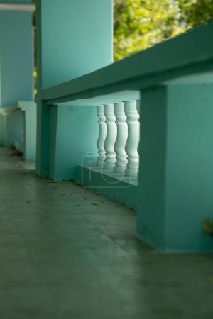 Foto de Una toma vertical de barandillas de balaustres verdes en una terraza - Imagen libre de derechos