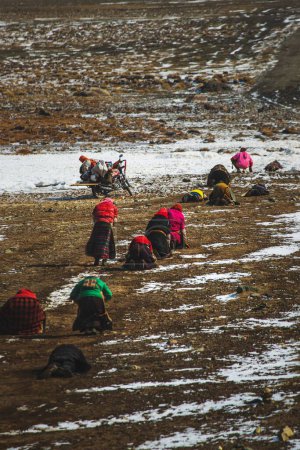 Foto de Un disparo vertical de personas rindiendo homenaje al monte Kailash y la nieve en la tierra en el condado de Taqin, Tíbet, China - Imagen libre de derechos