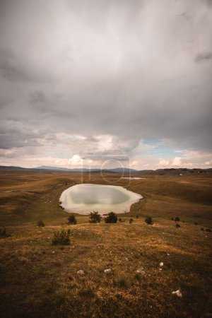 Foto de Un disparo vertical del lago Diablo en las montañas de Durmitor en Zabljak, Montenegro - Imagen libre de derechos