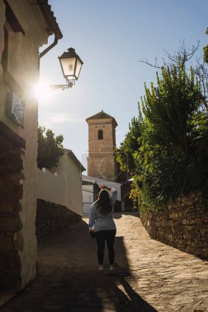 Foto de Un plano vertical de un histórico callejón de piedra en el pueblo de Villaluenga del rosario en Cádiz, Andalucía - Imagen libre de derechos