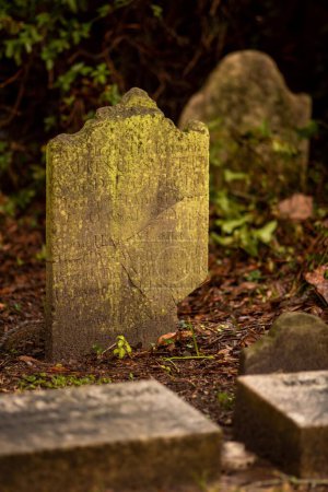 Téléchargez les photos : Pierres tombales altérées au vieux cimetière - en image libre de droit