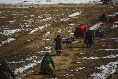 Téléchargez les photos : Un groupe de personnes rend hommage au mont Kailash et à la neige sur les terres du comté de Taqin, au Tibet, en Chine - en image libre de droit