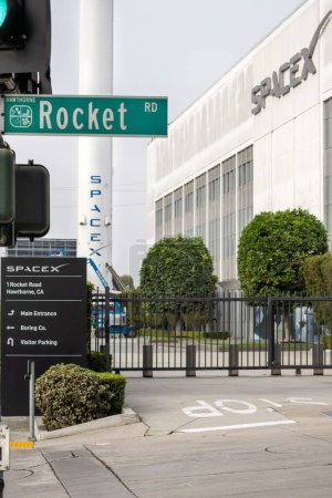Téléchargez les photos : La façade du siège social de SpaceX à Hawthorne, Californie - en image libre de droit