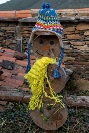 Téléchargez les photos : Décoration de bonhomme de neige en bois de Noël faite avec amour et main - en image libre de droit