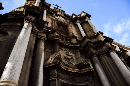 Téléchargez les photos : Vue en angle bas de l'église historique Sainte Anne della Misericordia à Palerme, Italie - en image libre de droit