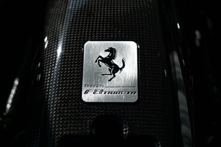 Foto de La placa de la bahía del motor Ferrari F8 Tributo en la superficie de fibra de carbono - Imagen libre de derechos