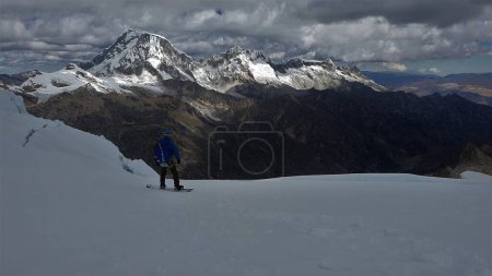 Foto de Un paisaje de un hombre de pie en Snowboard Montañismo de Tellaraju con suelo de hielo - Imagen libre de derechos