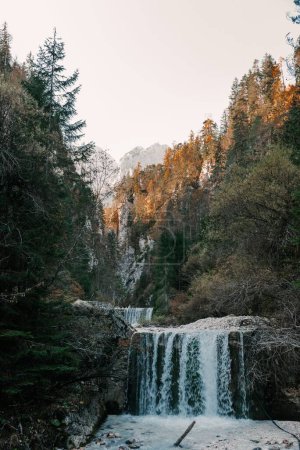 Téléchargez les photos : Belles cascades dans les gorges dans les montagnes à Gozd Martuljek près de Kranjska gora en Slovénie. - en image libre de droit