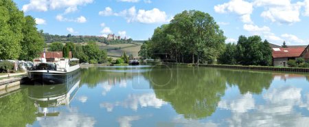 Foto de Canal de Borgoña en Vandenesse en Auxois, Francia. En una colina el castillo de Chateauneuf - Imagen libre de derechos