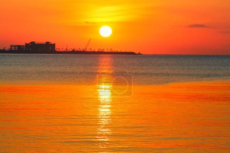 Téléchargez les photos : La belle vue sur la mer et la jetée au coucher du soleil. - en image libre de droit
