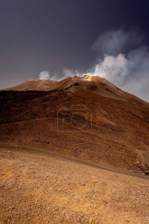 Foto de Un disparo vertical del Monte Etna irrumpiendo lentamente en Italia - Imagen libre de derechos