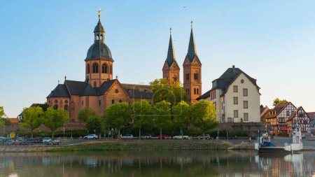 Foto de Una hermosa toma de la catedral en Seligenstadt, Hesse, Alemania a la luz del día sobre el río Main - Imagen libre de derechos