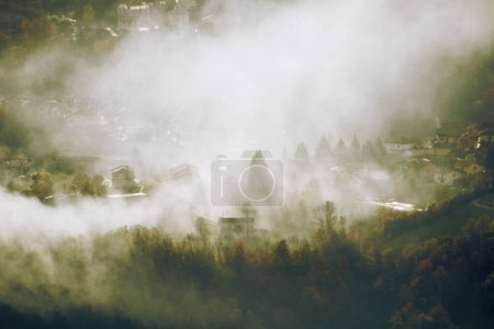 Téléchargez les photos : Une belle campagne couverte d'une brume légère - en image libre de droit