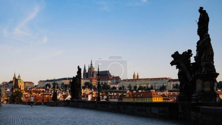 Foto de Un hermoso paisaje del Castillo de Praga y edificios desde el Puente de Carlos a la luz del día - Imagen libre de derechos