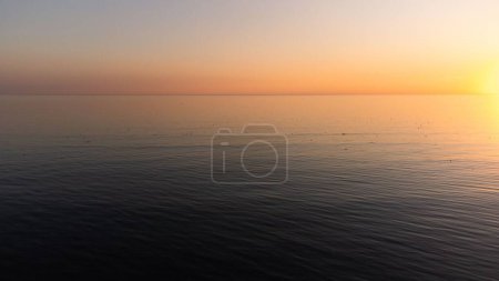 Foto de Una vista panorámica de un tranquilo agua de mar bajo el colorido cielo al atardecer en Dinamarca - Imagen libre de derechos