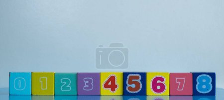 Foto de Una vista panorámica de cubos con números sobre el fondo azul - Imagen libre de derechos