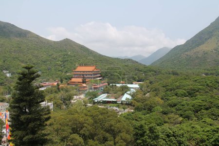 Téléchargez les photos : Une vue aérienne d'une vieille ville asiatique dans les collines boisées verdoyantes - en image libre de droit