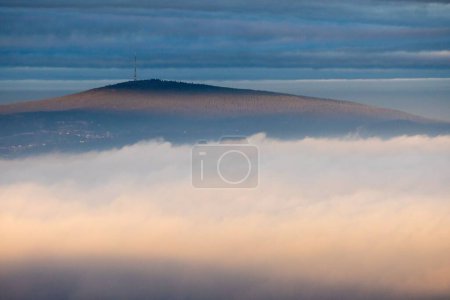 Téléchargez les photos : Une vue aérienne calme du pic Rauher Kulm recouvert par le brouillard moelleux - en image libre de droit