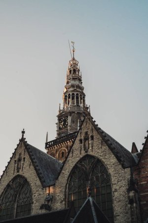 Téléchargez les photos : Un plan en angle bas de l'église médiévale Oude sous le ciel bleu à Amsterdam, Pays-Bas - en image libre de droit