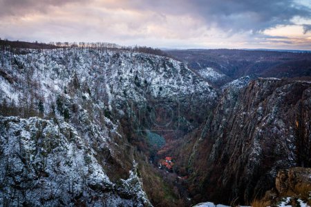 Téléchargez les photos : Une vue sur la gorge de Bode des montagnes du Harz en hiver en Allemagne. - en image libre de droit
