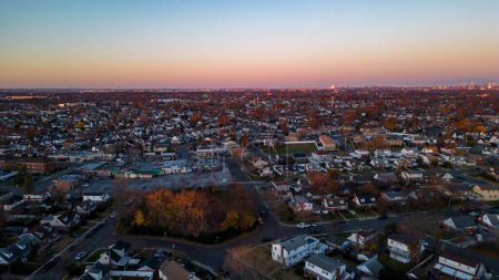 Téléchargez les photos : Une vue aérienne de Long Island - un quartier de banlieue lors d'un magnifique coucher de soleil - en image libre de droit