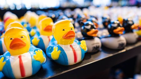 Téléchargez les photos : Un gros plan de jouets de canard avec le visage de Donald Trump, Amsterdam - en image libre de droit